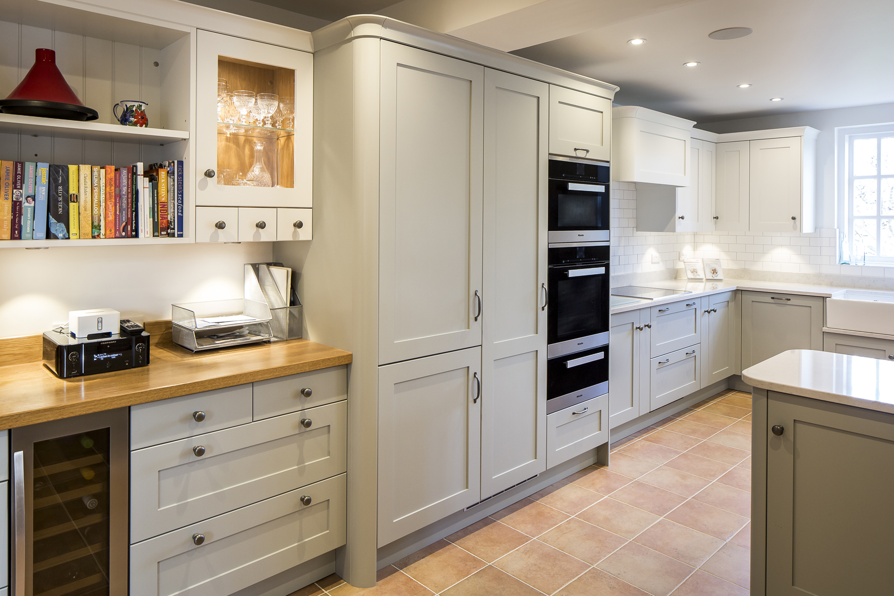 54 Enchanting light grey shaker kitchen with white quartz worktop Top ...